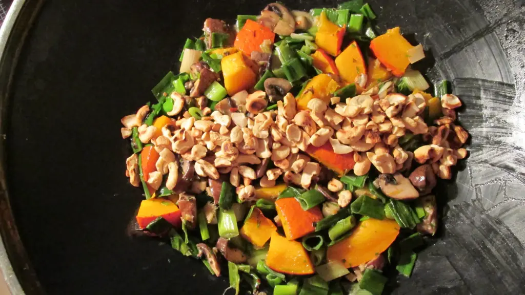 Wokgemüse mit Kürbis in der Pfanne