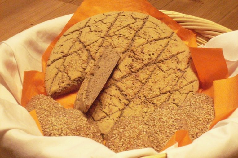 Buchweizenbrot und Buchweizenfladen im Korb