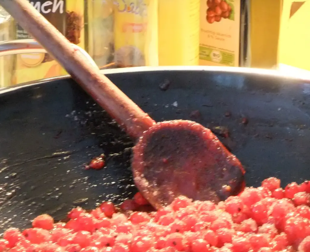 Holzlöffel beim Einkochen von Früchten im Topf