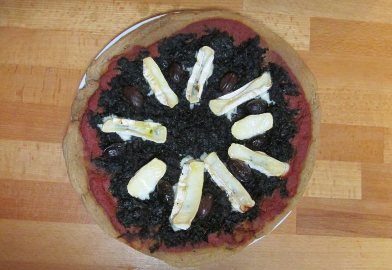 Brennnesselpizza mit Camembert
