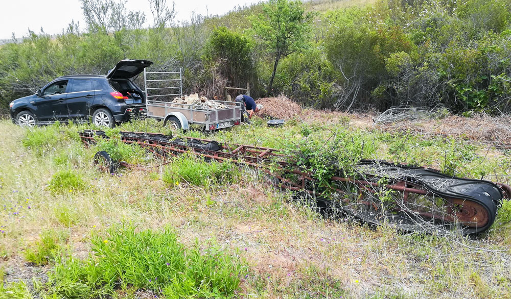 Illegal entsorgter Müll und Schrott am Feldrand